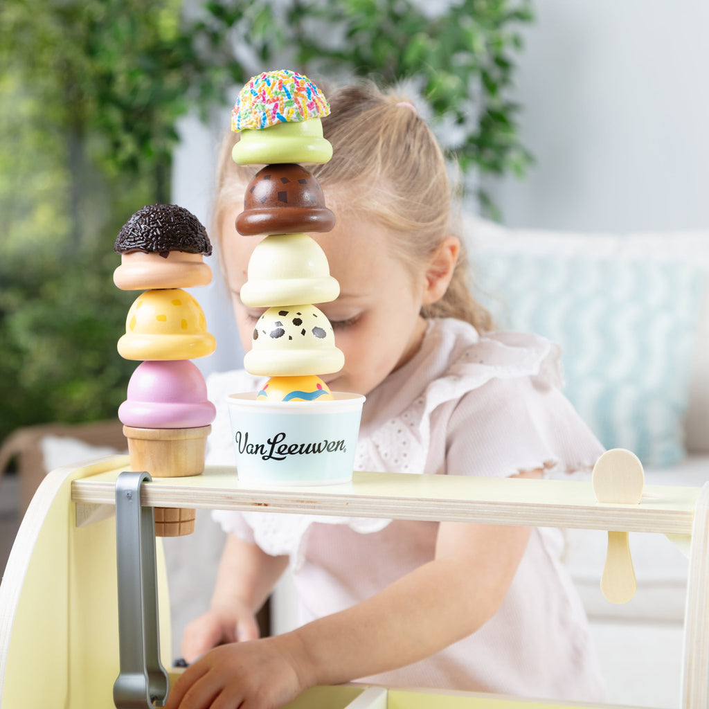 Educational Melissa & Doug x Van Leeuwen Wooden Ice Cream Counter