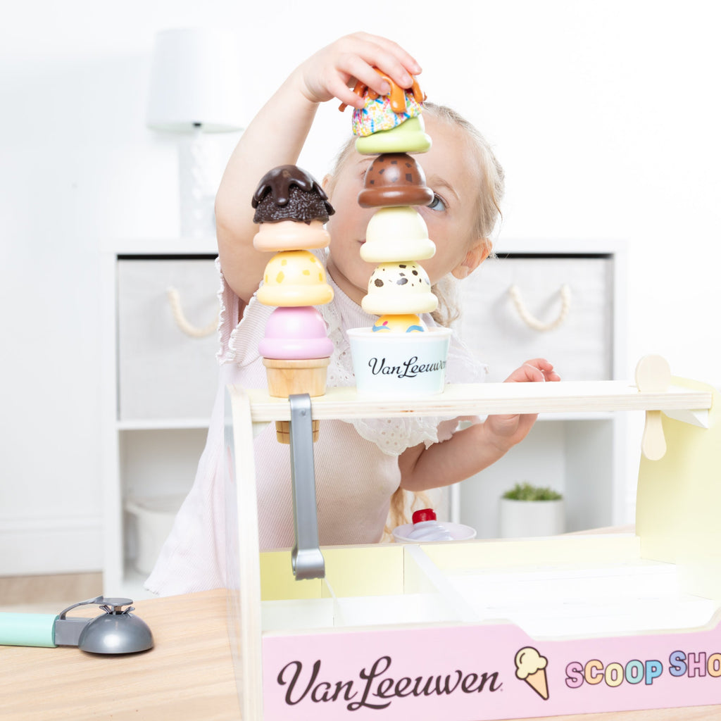 Educational Melissa & Doug x Van Leeuwen Wooden Ice Cream Counter
